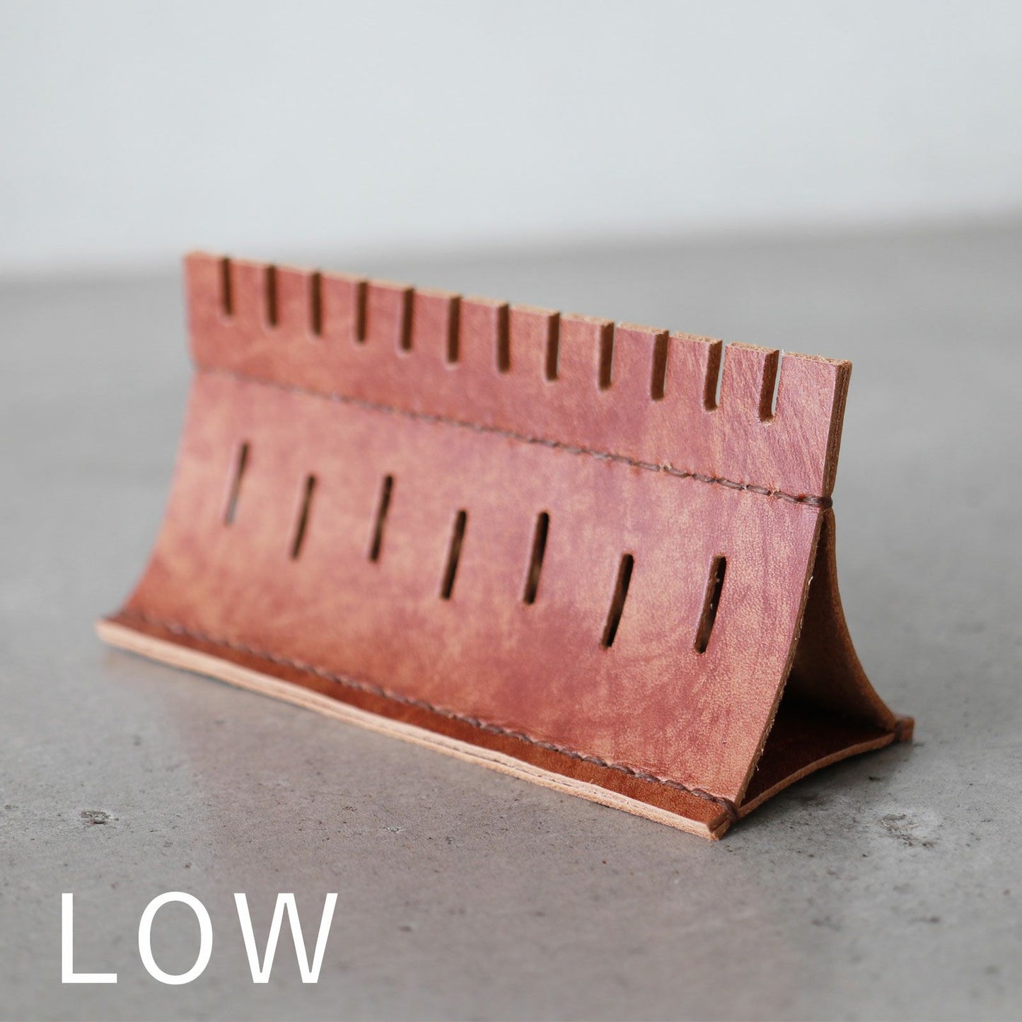 KAKURA（カクラ） レザーアクセサリーホルダー tent LOW