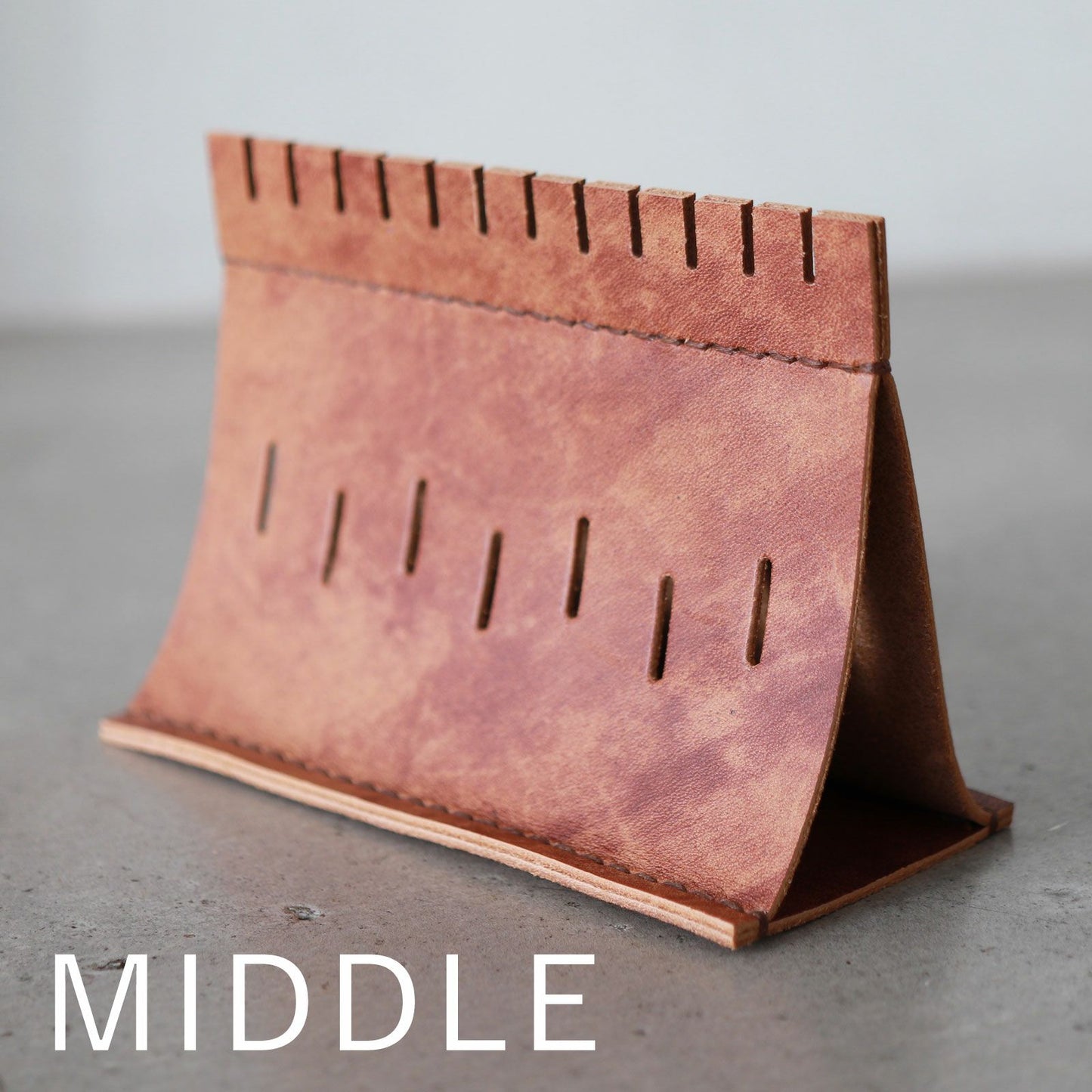 KAKURA（カクラ） レザーアクセサリーホルダー tent LOW